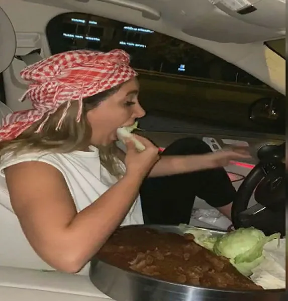 trafikte-cig-kofte-yiyerek-ve-tespih-sallayarak-otomobil-kullanmaya-calisan-surucu-kadin-yakalandi-1599506483551.jpg İstanbul trafiğinde, çiğ köfte yerken tespih sallayarak otomobil kullanmaya çalışan kadın maganda yakalandı-2