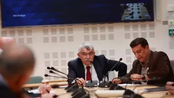 isvecle-pkk-skandallari-bitmek-bilmiyor-teror-orgutu-pkknin-sozde-sorumlusunu-parlamentoya-cikardilar-1652475607566.jpeg İsveç'te PKK skandalları bitmek bilmiyor! Terör örgütü PKK'nın sözde sorumlusunu parlamentoya çıkardılar-3