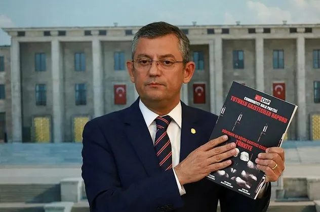 CHP'nin skandal raporunu savunan Özgür Özel FETÖ'cülerin ByLock yazışmalarından çıktı!