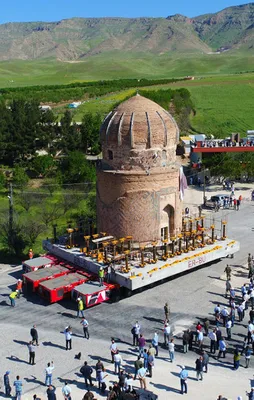 550 yıllık türbe böyle taşınıyor