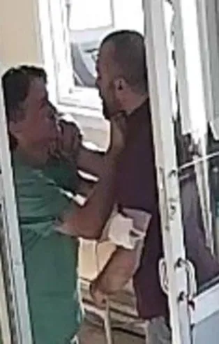 İBB'de çaycıya 'çayı erken demlemedin' dayağı!