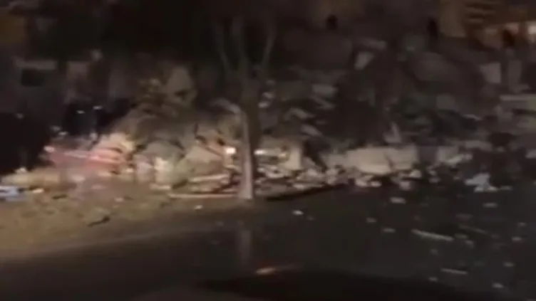 Deprem sonrası Adana'da bir bina yıkıldı!