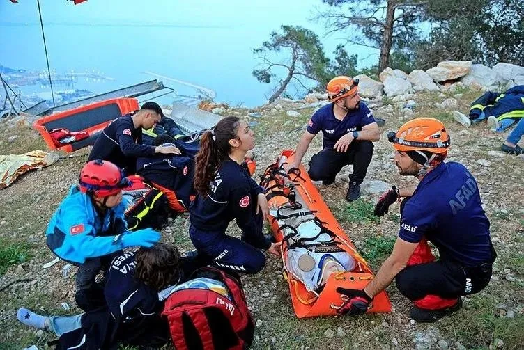 1713240881409.jpeg CHP Antalya'daki teleferik faciasının sorumlularına sahip çıktı! Cezaevi önüne çadır kurdular-10
