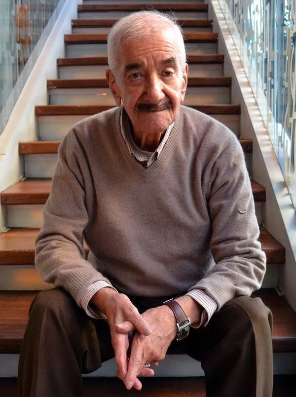 usta-senarist-safa-onal-hayatini-kaybetti-safa-onal-kimdir-neden-oldu-1690731098512.jpeg Ünlü senarist Safa Önal 92 yaşında hayatını kaybetti! Safa Önal kimdir? Neden öldü?-2