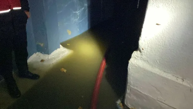 Beykoz'da beş katlı binaya yıldırım düştü! Çıkan yangın söndürüldü-1