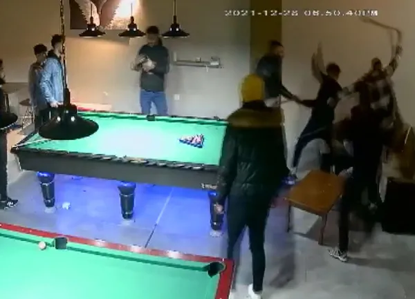 bilardo-salonunda-feci-kavga-istakalarla-vurdular-2-kisi-cezaevine-gonderildi-1641374290690.jpg