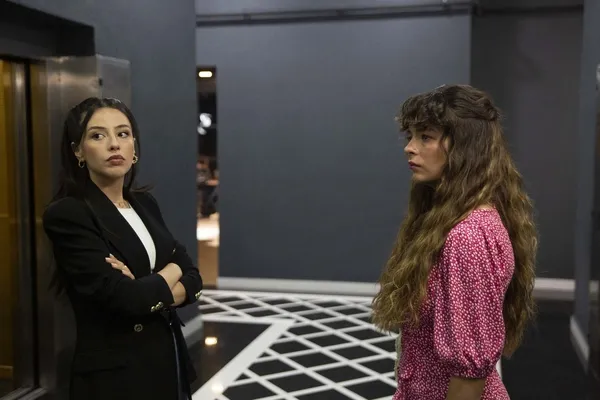 vermem-seni-ellere-5-bolumuyle-nefes-kesti-zelis-mehmet-ve-handenin-hayatlarini-birlestirecegi-yerde-1689583532219.jpg Vermem Seni Ellere 5. bölümüyle nefes kesti! Zeliş; Mehmet ve Hande’nin hayatlarını birleştireceği yerde!-2