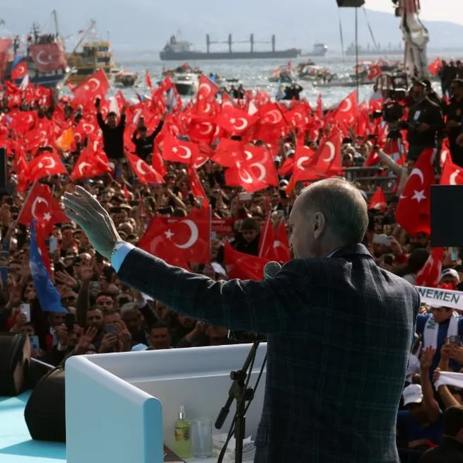 Türkiye Yüzyılının şafağı söküyor! İzmir Gündoğdu Meydanında tarihi kalabalık: Başkan Erdoğan için Tayyip Baba sloganları