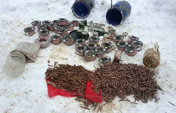 Bitlis'te teröristlere ait mühimmat ve gıda malzemesi bulundu-1