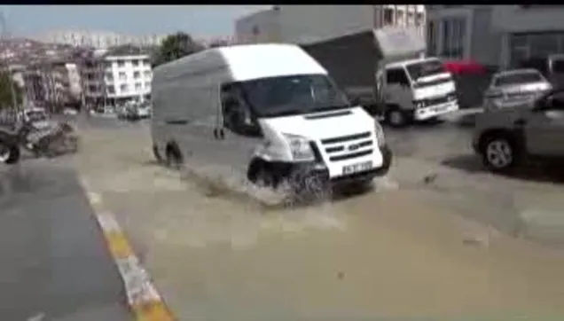 İSKİ bu sefer de Esenyurt'ta boru patlattı! Esnaf isyan etti!