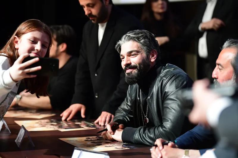 kurulus-orhana-kulliyede-buyuk-ilgi-hayranlar-imza-gunune-akin-etti-1773648113770.jpg Kuruluş Orhan’a Külliye’de büyük ilgi | Hayranlar imza gününe akın etti-5