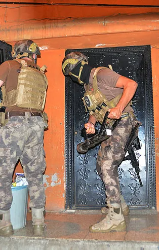 Adana'da suç şebekesine şafak operasyonu