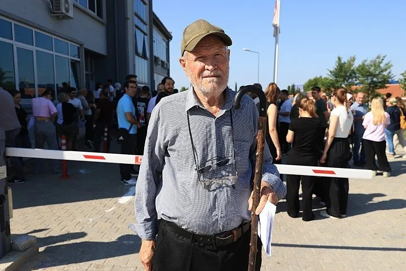 Edirne'de yaşayan, 2 üniversite mezunu ʺfilozof hurdacıʺ 81 yaşındaki Şevki Kılıç, gençlere eğitimin her yaşta mümkün olduğunu göstermek ve bilgilerini test etmek için bu yıl 8. kez üniversite sınavına girdi (AA)