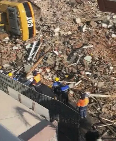 İstanbul Bakırköy'de yıkım yapan kepçe böyle devrildi! Korku dolu anlar-5