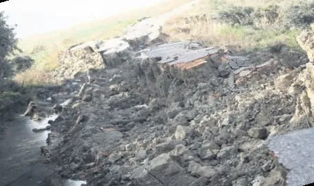 Asi Nehri boyunca denize doğru uzanan asfalt yolda ürküten fay kırıkları-1