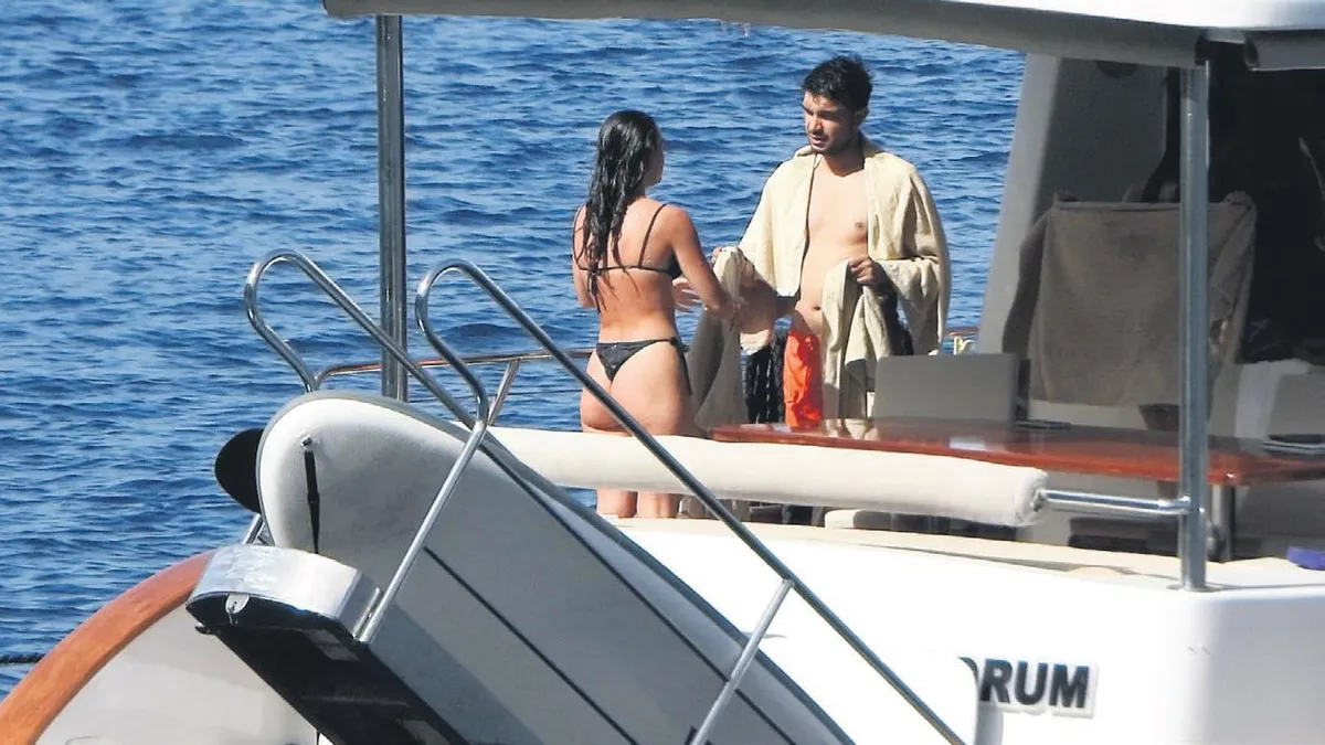 Rabia Soytürk, mimari tasarımcı sevgilisi Samet Vuruşan Marmaris'te tekne tatilinde