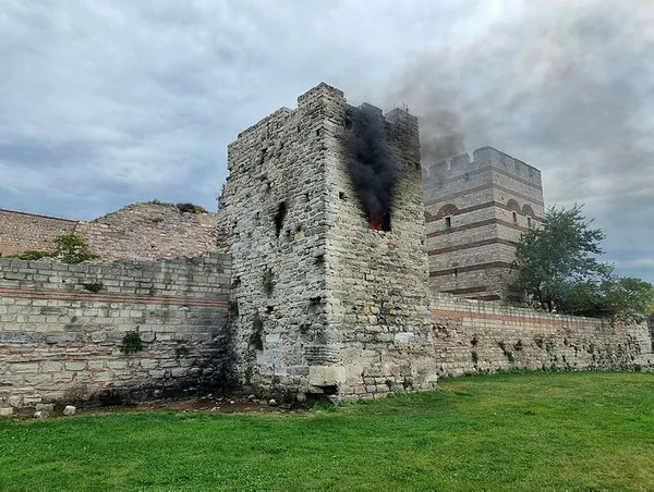 Fatih’te tarihi surlardaki kule alev alev yandı-2