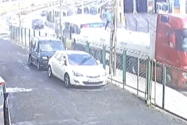 İETT otobüsü duran TIR’a çarptı! İşte o anlar