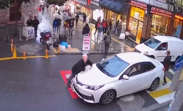 sosyal-medya-bu-videoyu-konusuyor-giresunda-bir-kisi-kendisini-duran-aracin-onune-atti-ve-sirt-ustu-yere-yigil-1665737808723.jpg Sosyal medya bu videoyu konuşuyor! Giresun'da bir kişi kendisini duran aracın önüne attı ve sırt üstü yere yığıldı-4