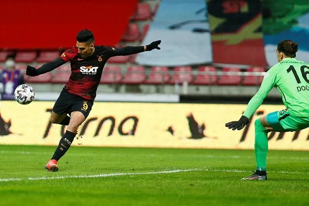 St. Johnstone-Galatasaray maçı öncesi şoke eden karar: Radamel Falcao maç kadrosuna alınmadı-4