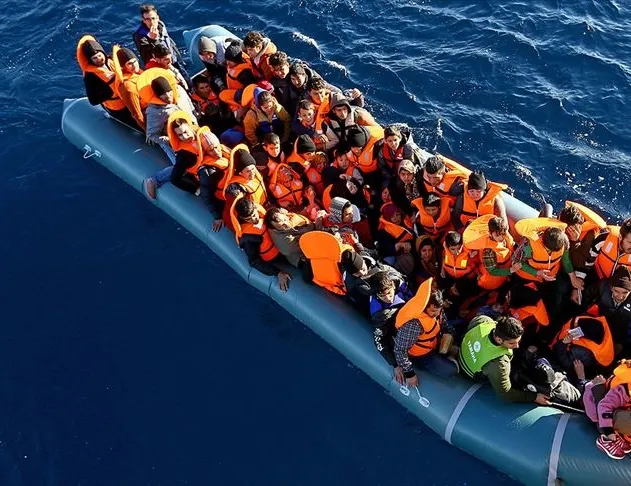 İzmir açıklarında 50 kaçak göçmen yakalandı