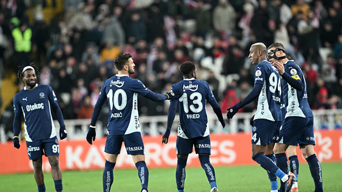 Şampiyonluk yolundan dönüş yok! Sivasspor - Fenerbahçe: 1-3 | MAÇ SONUCU