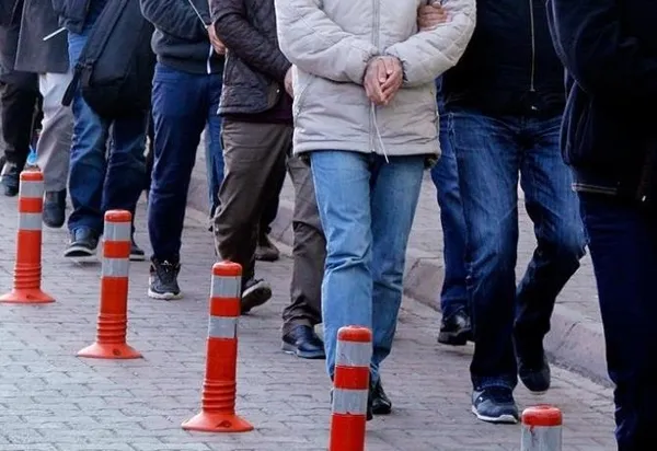 1691515355090.jpeg MİT göçmen kaçakçılarına fırsat vermiyor! İzmir'de düzenlenen operasyonda 7 organizatör tutuklandı-4