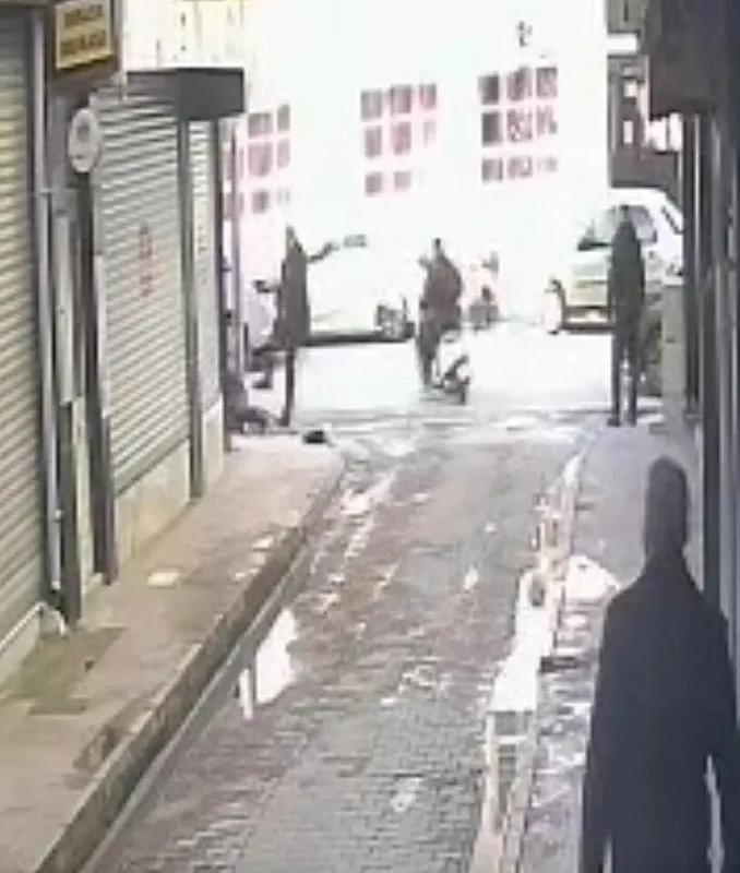 yrpli-huseyin-kaya-tartistigi-internet-sitesinin-sahibi-durmus-tunayi-bacagindan-vurdu-o-anlar-kamerada-1768042428101.jpeg YRP'li Hüseyin Kaya tartıştığı İnternet sitesinin sahibi Durmuş Tuna'yı bacağından vurdu: O anlar kamerada-2