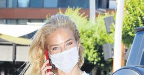 Burcu Esmersoy şıklığıyla dikkat çekti