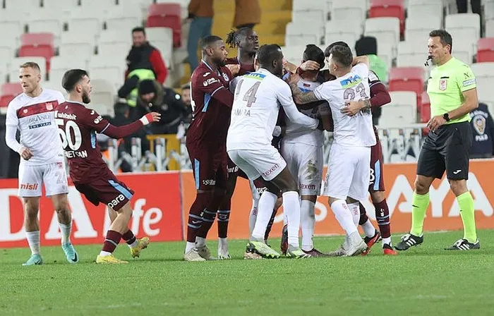 1701121800149.jpeg Fırtına Sivasspor karşısında 1 puanı kaptı! 39’da Pepe şık vurdu. 45+1'de Onuachu dengeledi 67'de Manaj ve 76'da Trezeguet skoru belirledi-5