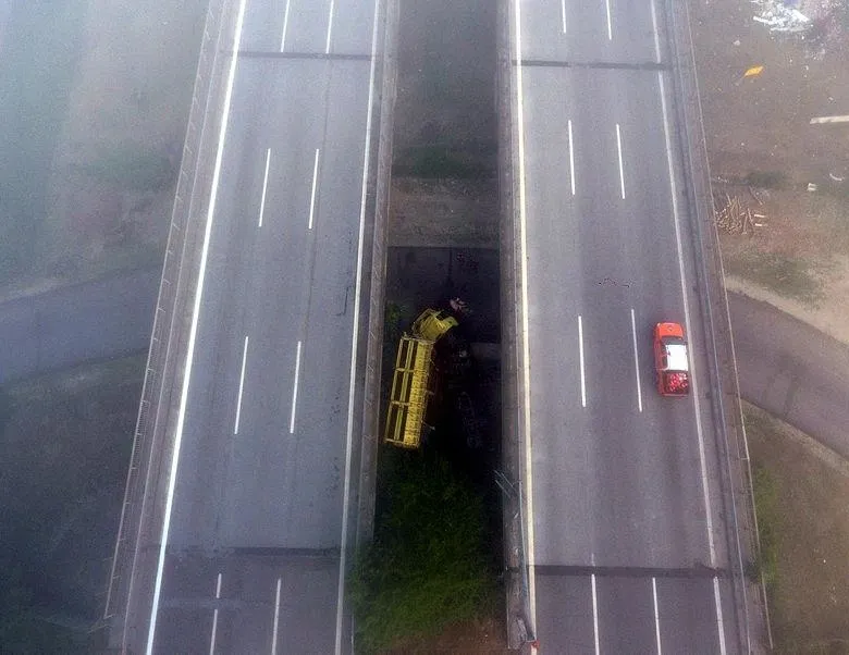 Biber yüklü tır köprüden uçtu