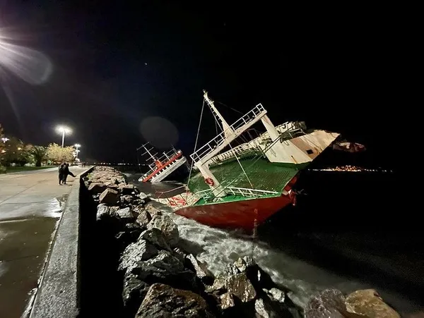 Son dakika: İstanbul'da fırtına kabusu gece de sürdü! Lodos nedeniyle kıyıya oturan gemi battı-4