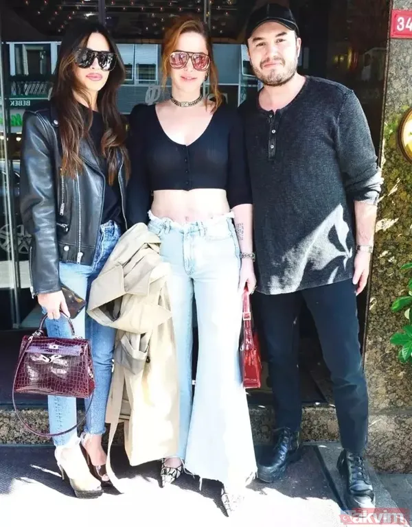 "Bizi Bayram Yemeğine Getirdi" Turan İle Birlikte Selin İmer-Mustafa Ceceli Çifti, Araçtan İnip Bir Restorana Giriş Yaptı. Yemek Öncesi Gazetecilerin Bayramını...