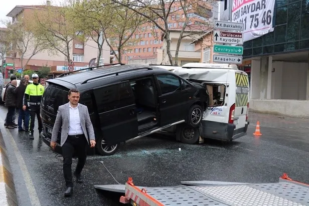 Minibüs servis aracına adeta ok gibi saplandı ile ilgili görsel sonucu