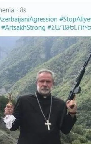 SON DAKİKA: Savaş öncesi silah gösteren Ermeni papazından geri vites: Eğer isterlerse müzakere masasına otururuz