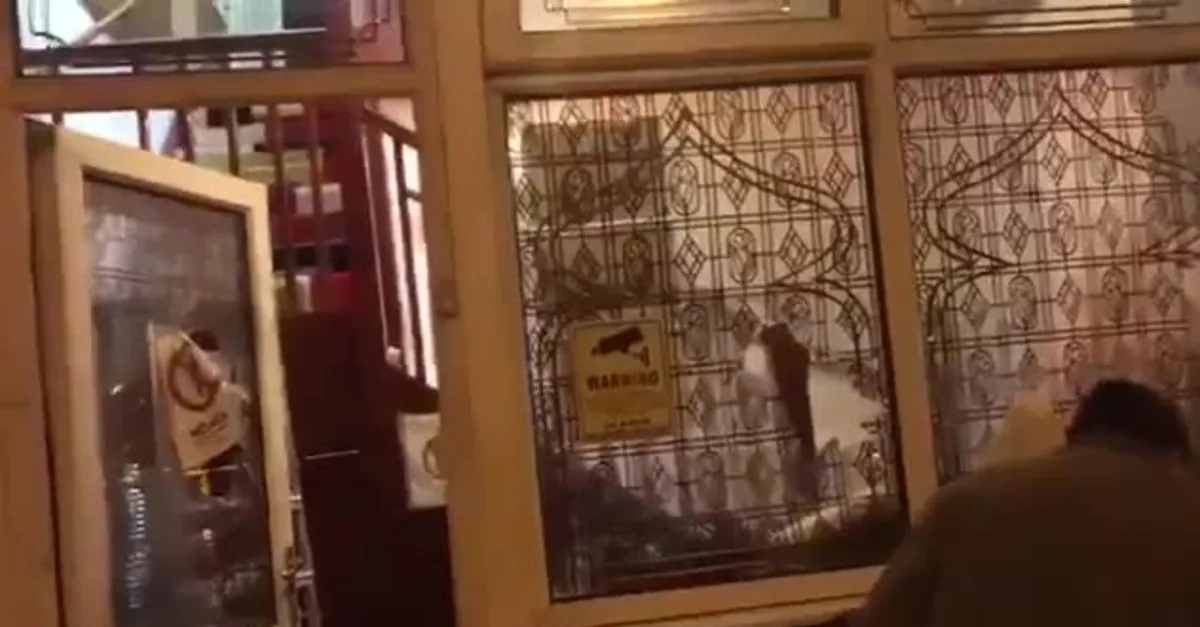 İngiltere'de camilere balyozlu saldırı!