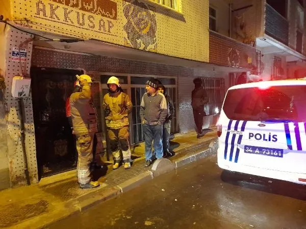 Bağcılar'da korku dolu anlar: 3 katlı binanın bahçesinde göçük oluştu!-2