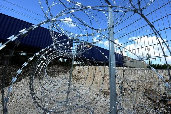 Batı'nın kirli yüzü! Sırbistan umut yolculuğuna tel örgü çekti-3