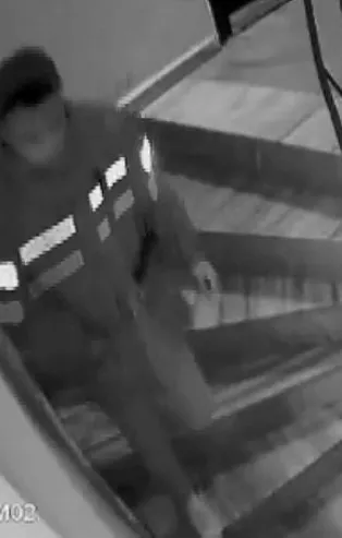 Sipariş götüren kurye apartmana idrarını yaptı! Görüntüleri izleyen apartman sakinleri şoka girdi