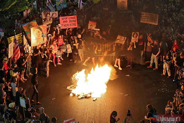 Netanyahu'ya tepkiler dinmiyor! On binlerce İsrailli sokaklara akın etti! Ana yollları trafiğe kapattılar - 2