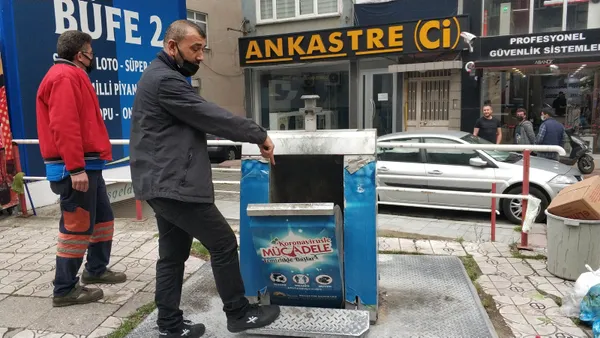 cope-yanlislikla-atilan-2-pirlanta-yuzuk-icin-belediye-ekipleri-seferber-oldu-yasli-kadin-buyuk-sevinc-yasadi-1620195593649.jpg Çöpe yanlışlıkla atılan 2 pırlanta yüzük için belediye ekipleri seferber oldu! Yaşlı kadın büyük sevinç yaşadı-6