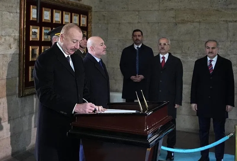 Cumhurbaşkanı Aliyev, Anıtkabir özel defterini imzaladı. 
