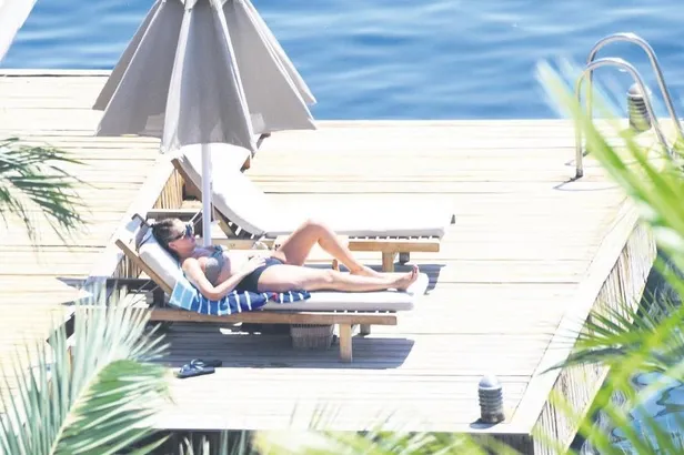 Ünlü şarkıcı Emrah 15 yıl sonra sahnede sevenleriyle bir araya geldi!-5