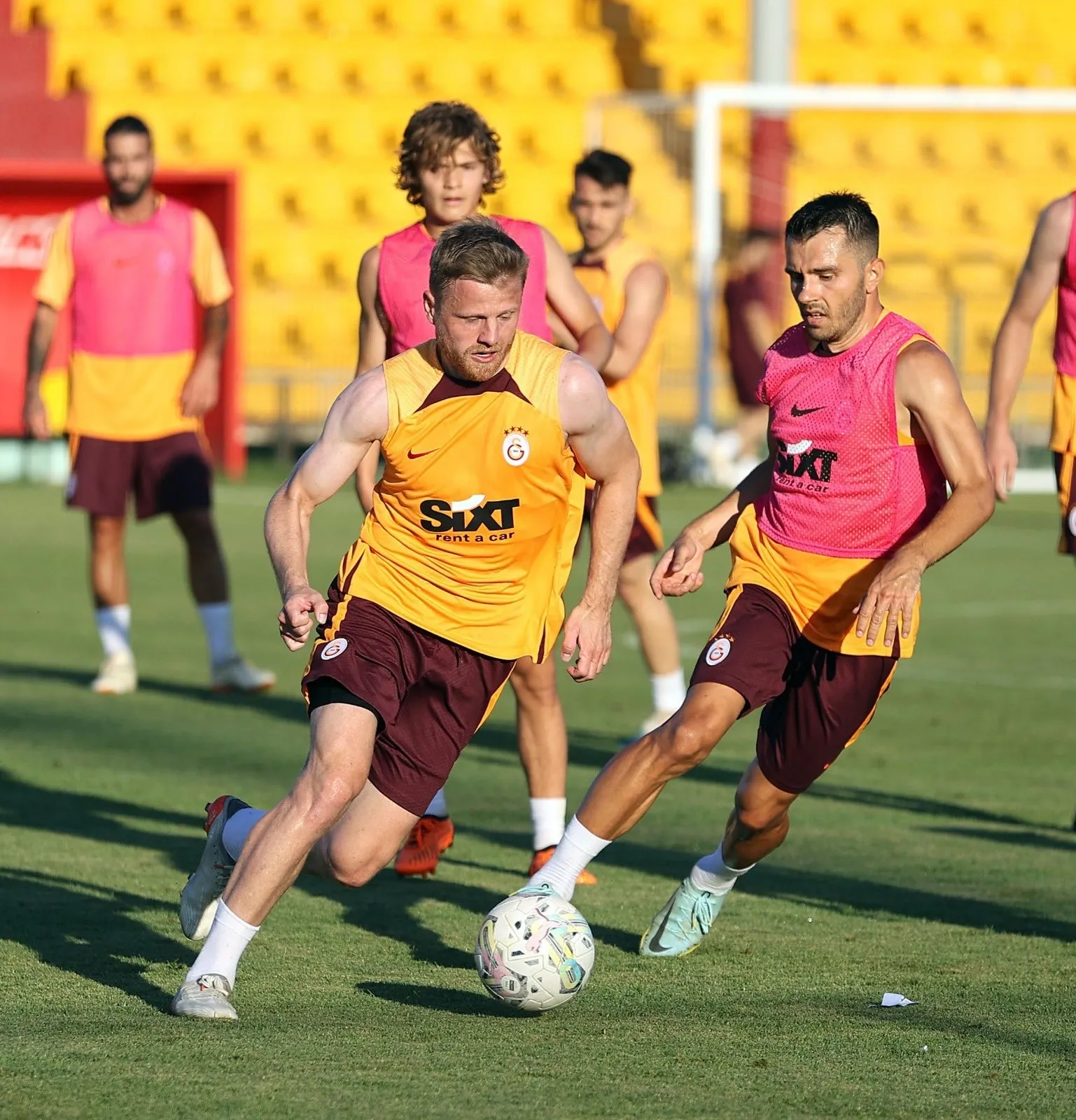 Galatasaray'dan taraftara müjde! 2 transfer kampa yetişiyor - 24