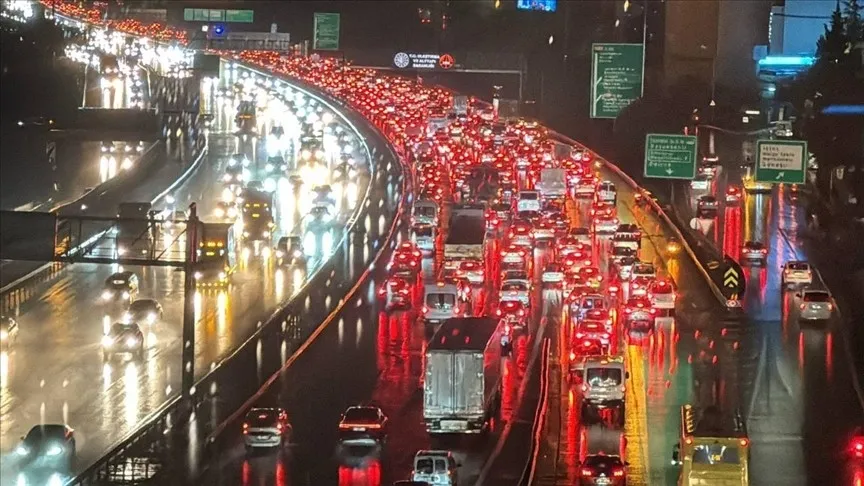 istanbulda-trafik-durma-noktasina-geldi-yogunluk-yuzde-80i-asti-1779285915496.jpeg İstanbul'da trafik durma noktasına geldi! Yoğunluk yüzde 80'i aştı-4
