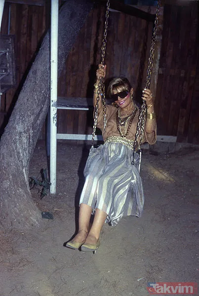 Ankara'ya döndükten sonra 1979'da Başkent Gazinosu'nda Bülent Ersoy, İbrahim Tatlıses ve Müjde Ar'ın bulunduğu kadroda sanatçı olarak sahne çıkan Bergen,...