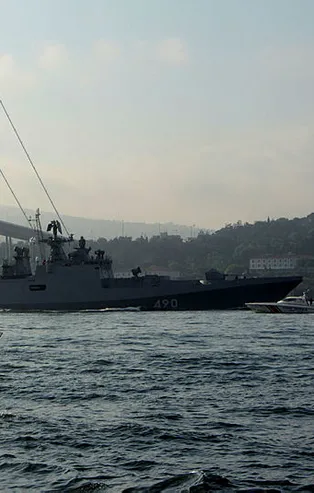 İstanbul Boğazı'nda hareketli anlar! Sahil güvenlik botları eşlik etti
