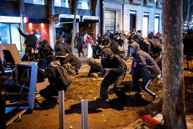ispanyada-kaos-rapci-pablo-haselin-destekcileri-sokaklara-dokuldu-1613514239057.jpeg İspanya'da kaos! Rapçi Pablo Hasel'in destekçileri sokaklara döküldü-4