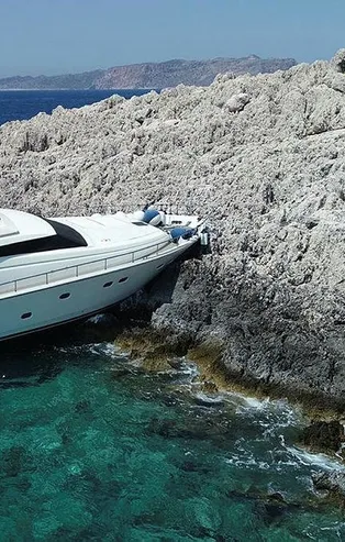 Antalya Kaş'ta lüks tekne, kayalıklara oturdu! Yaralılar var