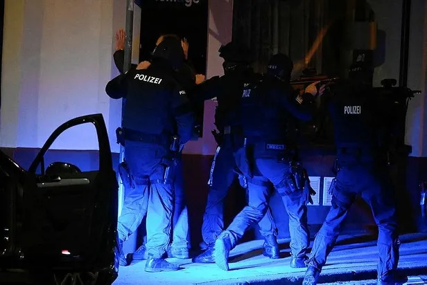 son-dakika-avusturyanin-baskenti-viyanada-sinagog-yakinlarinda-silahli-saldiri-1604354103684.jpeg Son dakika: Avusturya’nın başkenti Viyana’da sinagog yakınlarında silahlı saldırı!-5